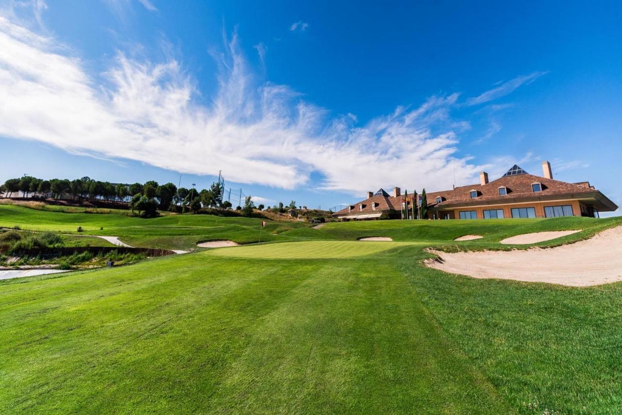 Space In The Villa With Poll Near Golf In Madrid Exterior foto