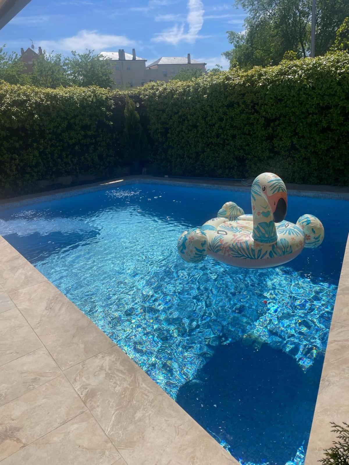 Space In The Villa With Poll Near Golf In Madrid Exterior foto